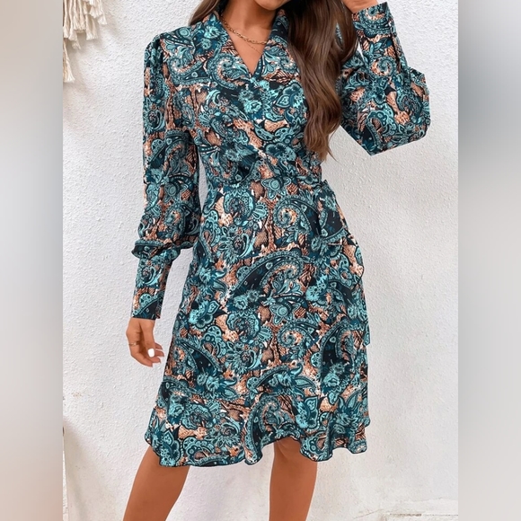 Gorgeous Paisley Print Bishop Tie Side Wrap - Picture 3 of 7